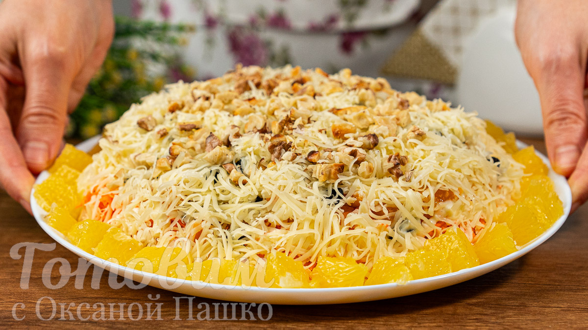 Необычный праздничный салат с курицей и фруктами: яркое сочетание для вашего стола