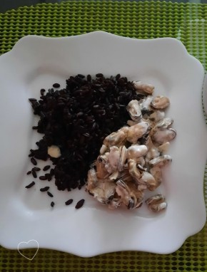 Ароматное приключение: черный рис с мидиями