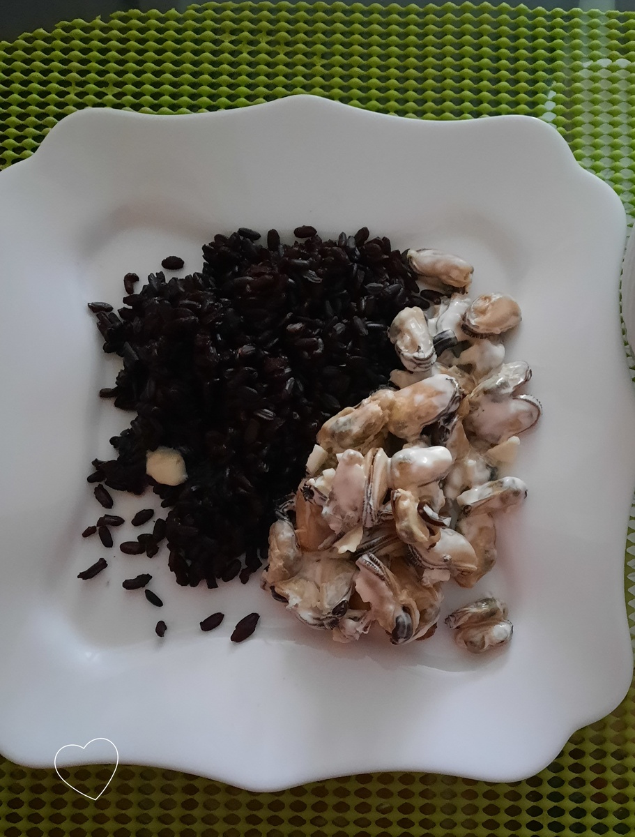 Ароматное приключение: черный рис с мидиями