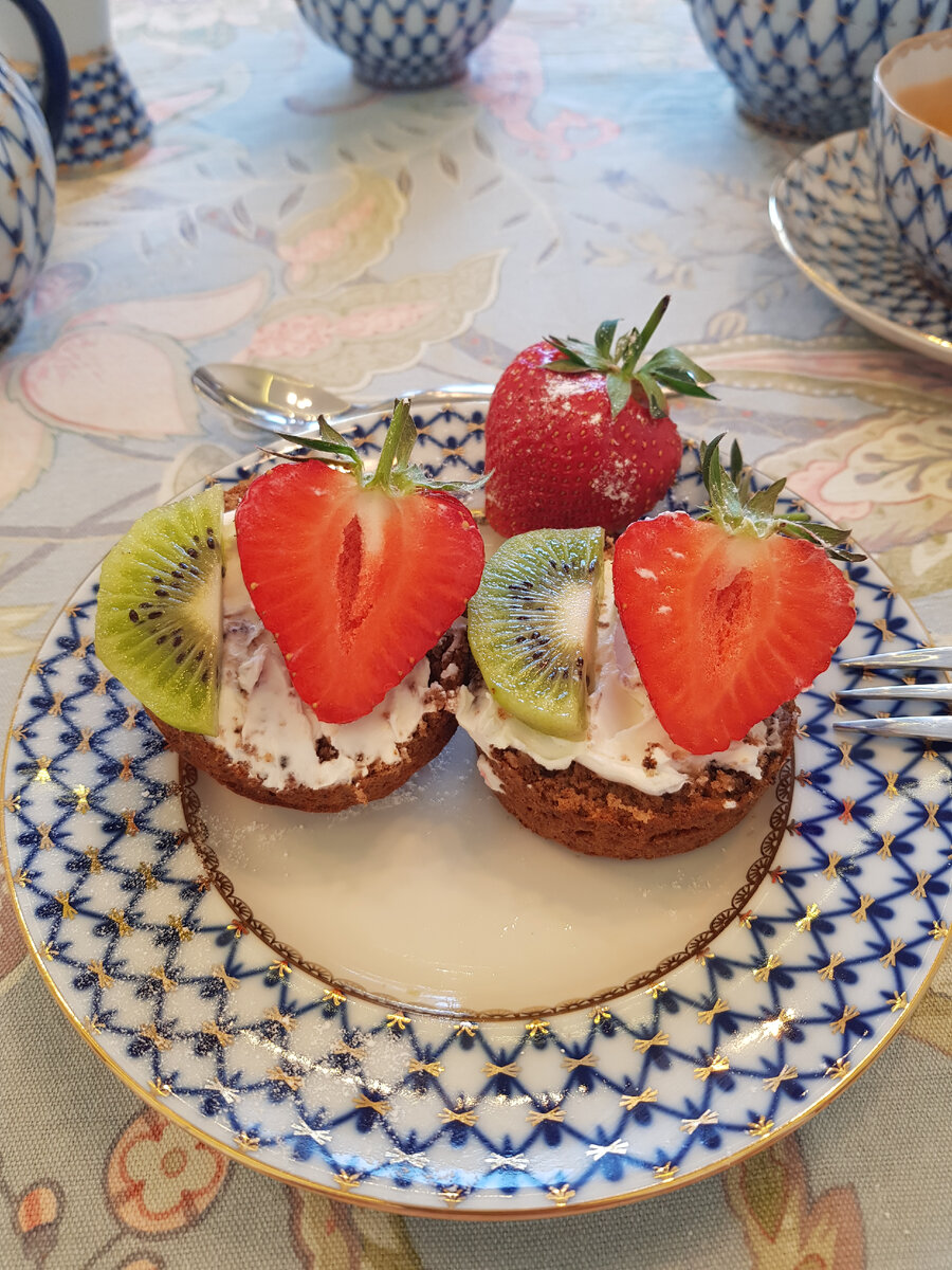 Ароматные банановые кексы с клубникой