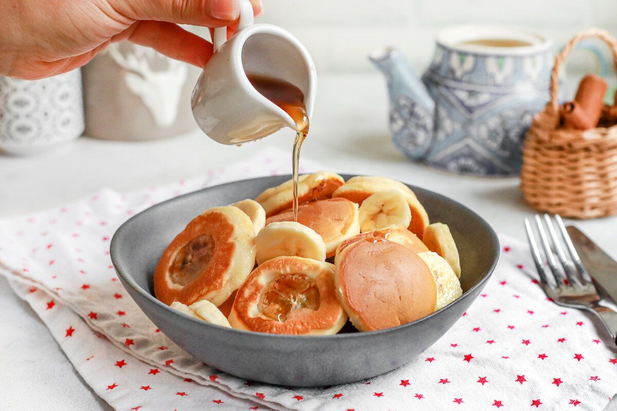 Мини панкейки с бананом и кленовым сиропом: легкий и вкусный завтрак