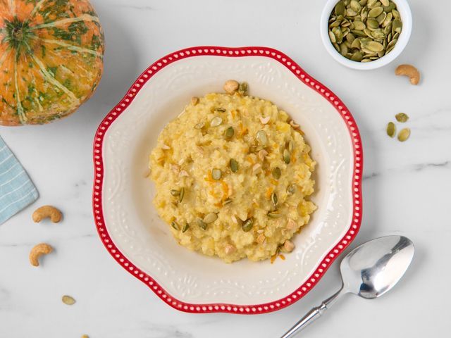 Пшеничная каша с тыквенными семечками и солёной карамелью