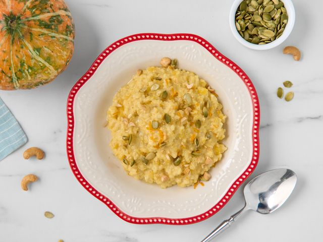 Пшеничная каша с тыквенными семечками и солёной карамелью