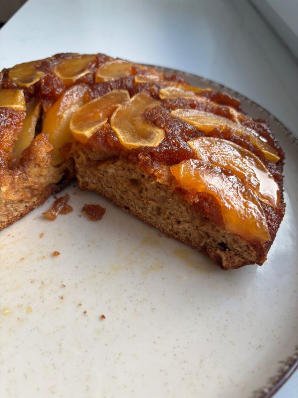 Нежный медовый пирог с карамелизированными яблоками