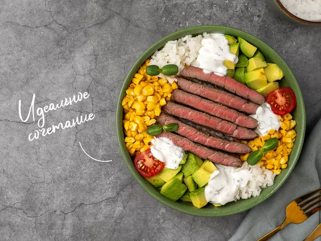 Ароматный боул со стейком и авокадо: идеальный обед