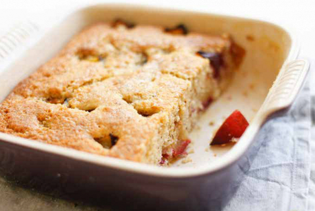 Сливовый пирог с вином и кардамоном