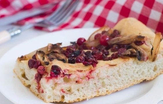 Фокачча с луком и клюквой: оригинальный подход к выпечке