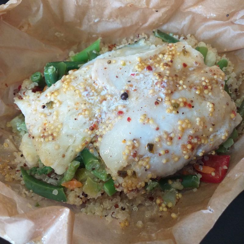 Нежное филе рыбы с киноа и овощами в пергаменте: простой и вкусный рецепт