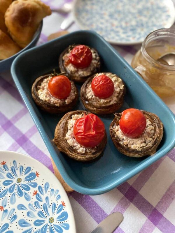 Непревзойденные фаршированные шампиньоны с помидорами и сыром