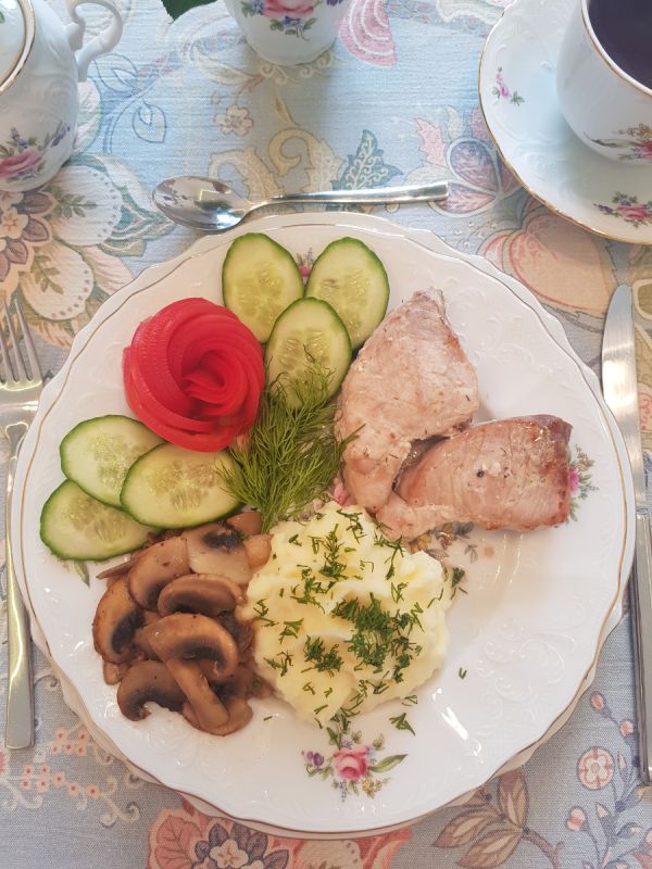 Непревзойденный сибирский ужин: свинина, шампиньоны и картофельное пюре