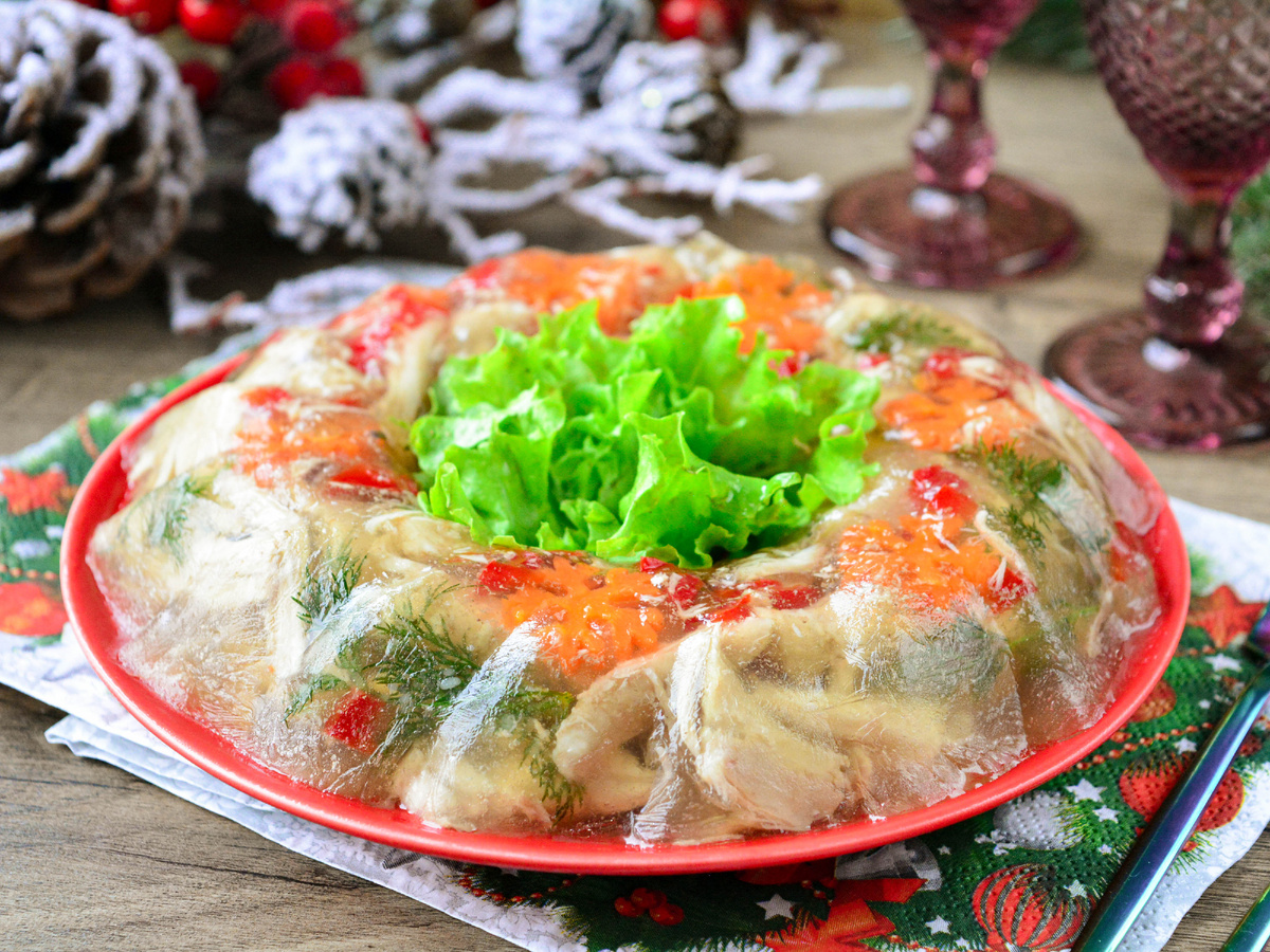 Легкое новогоднее заливное на прозрачном бульоне: быстро и празднично