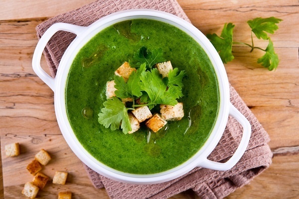 Летний вкус в каждой ложке: крем-суп из крапивы с картофелем и сливками