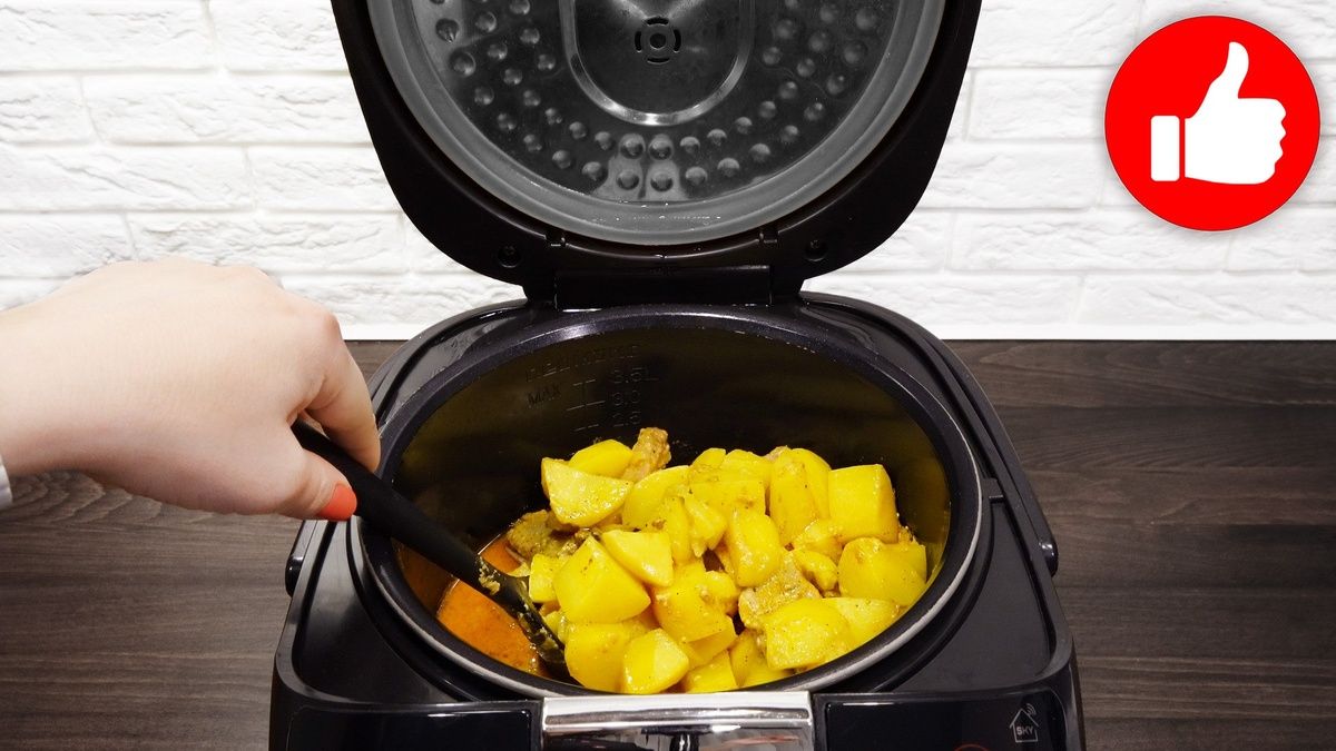 Сытное блюдо с ребрышками и картошкой на ужин