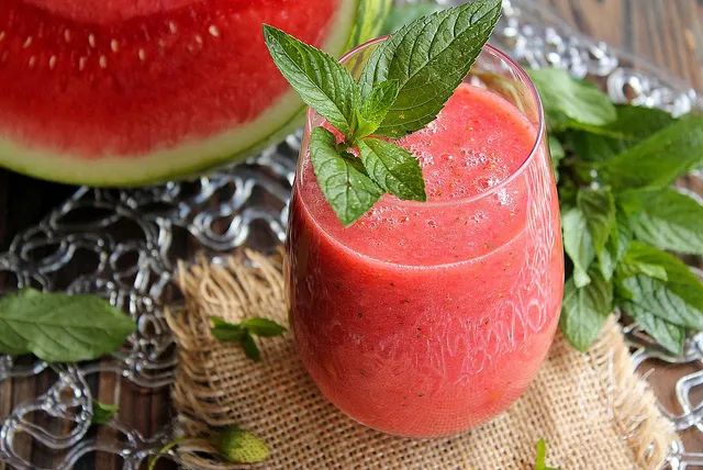 Освежающий арбузный смузи с мятой: идеальный летний напиток