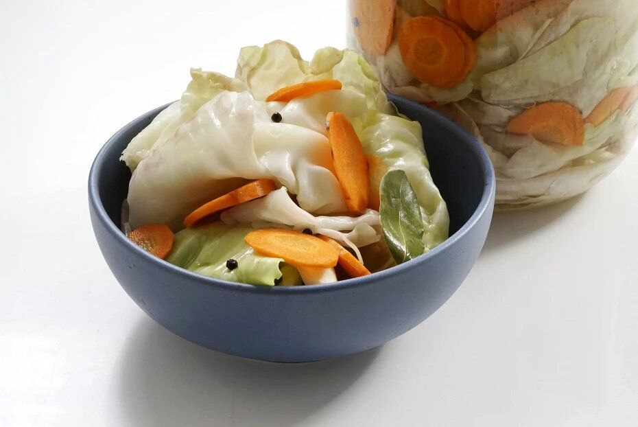 Как капуста превращается в деликатес: целые листья в медовом рассоле