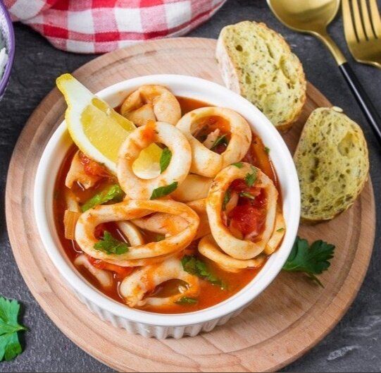 Удивительное блюдо: кальмары в томатном соусе