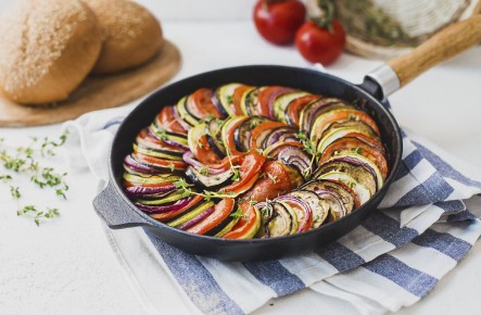 Неповторимый рататуй: как приготовить вкусное блюдо из овощей с прованскими травами