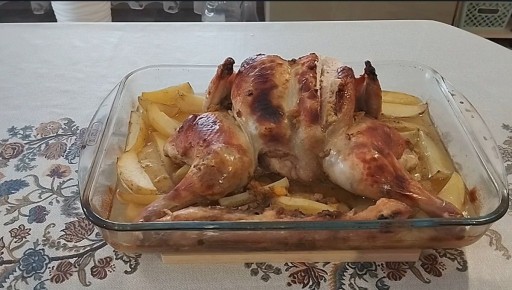 Удивите гостей: курица с картошкой, запеченная в сметанном соусе