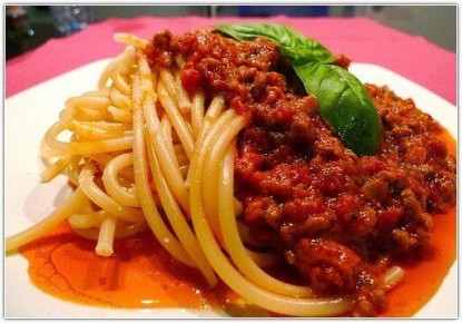 Паста Болоньезе с изысканным белым вином