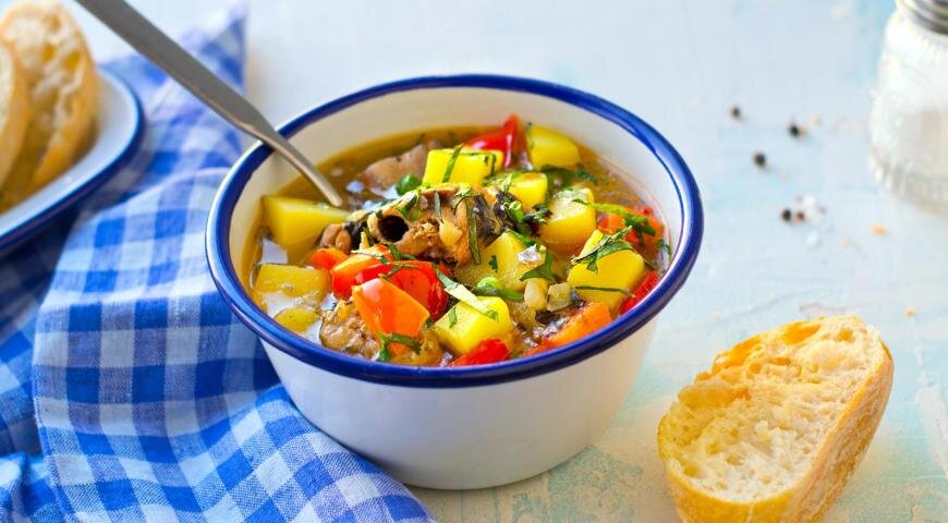 Сытный суп с консервированной сайрой и овощами: легкий рецепт для всей семьи
