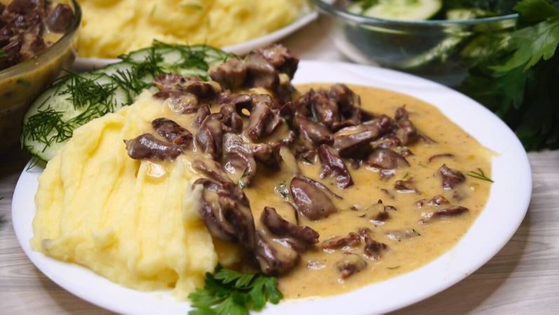 Нежные куриные сердечки в сметанном соусе