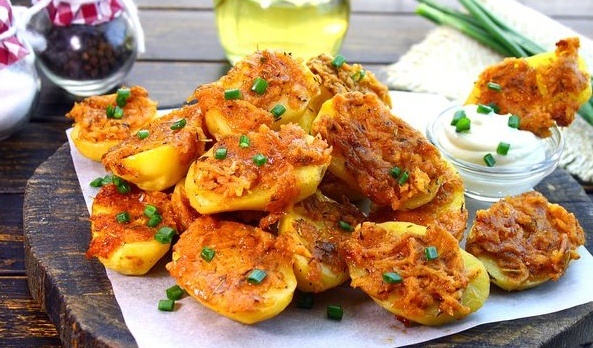 Запеченная картошка с сырной корочкой: идеальное блюдо для любого случая