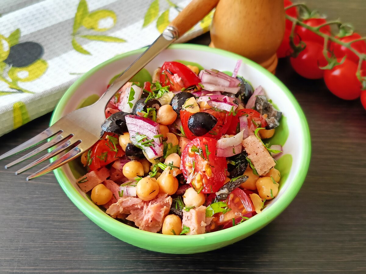 Легкий и вкусный салат с тунцом для дачной трапезы