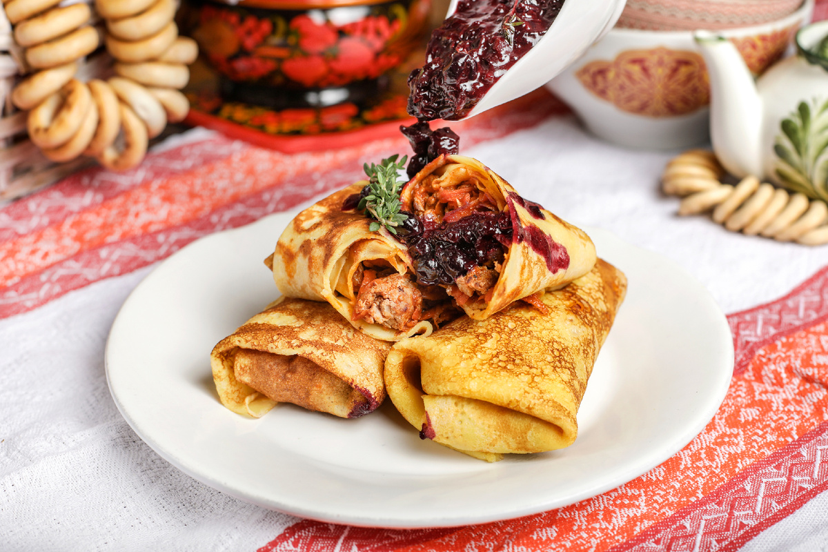 Как приготовить блинчики с уткой и ягодным соусом: рецептура с историей