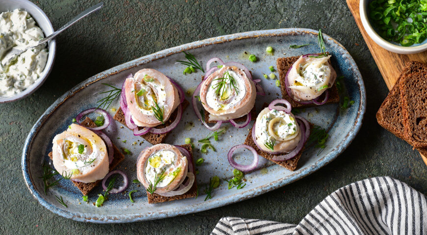 Рулетики с селедкой: изысканная закуска для вечерних встреч