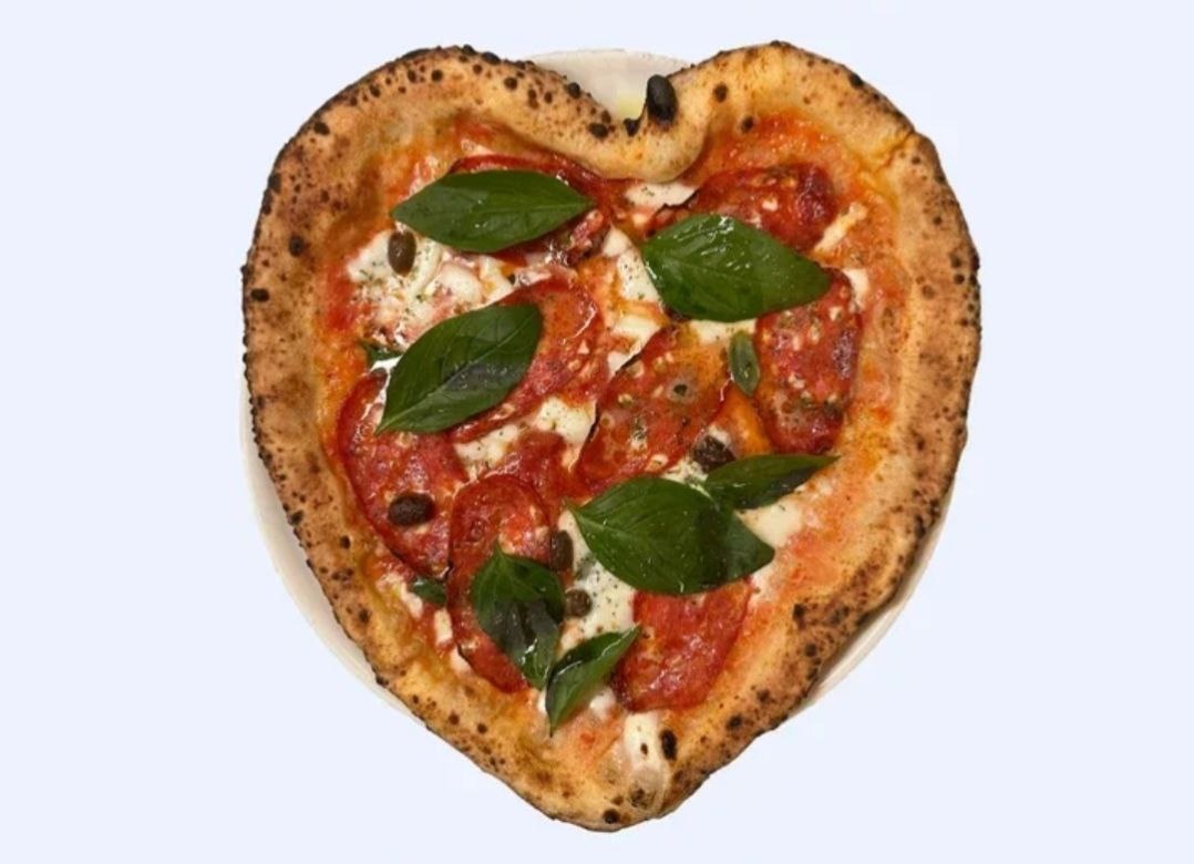 Праздничные угощения: пицца-сердце и аджарская лодочка для влюбленных