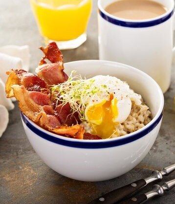 Сытный завтрак: овсянка с яйцом и беконом