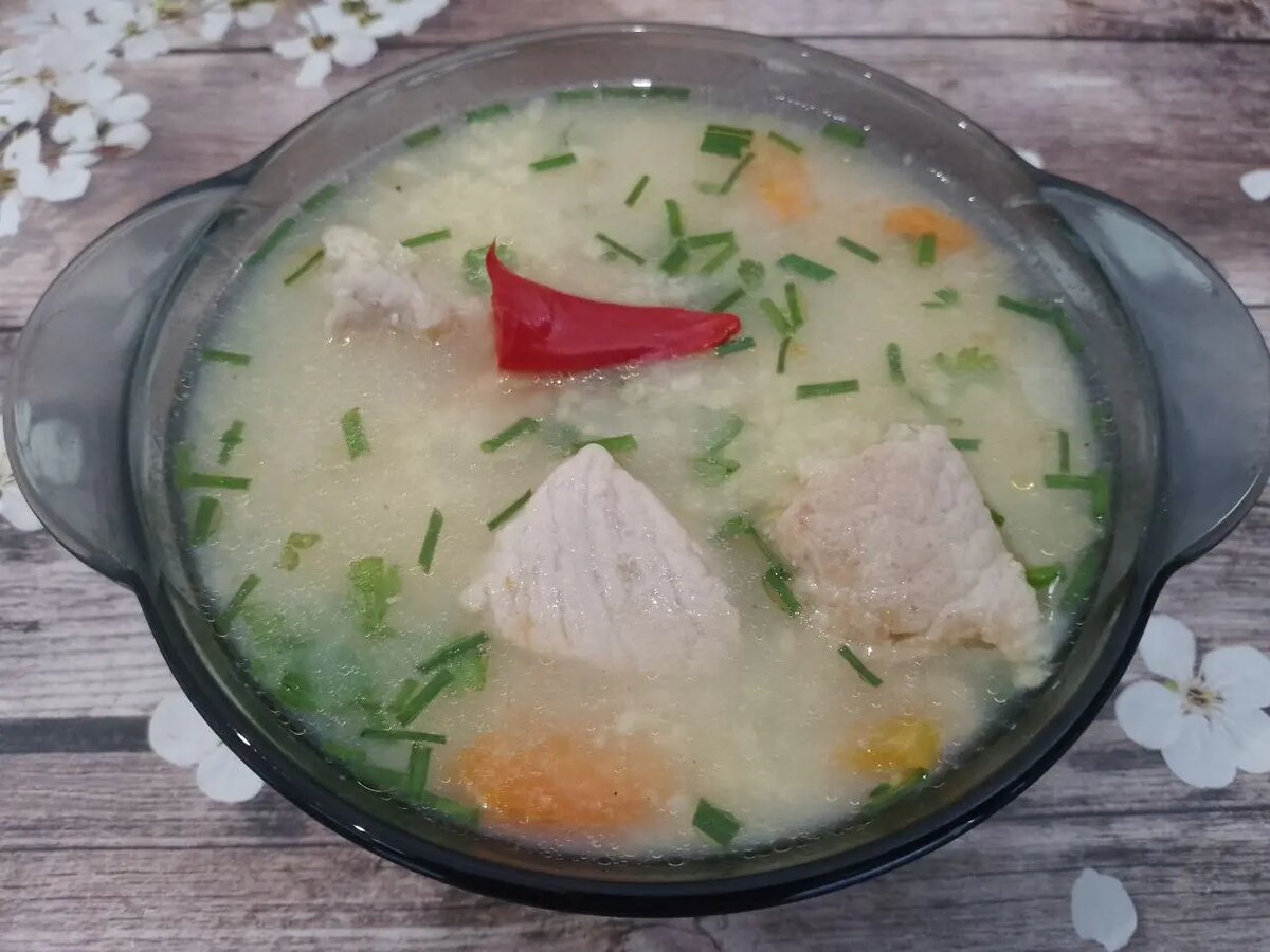 Пшенный острый суп со свининой и зеленью