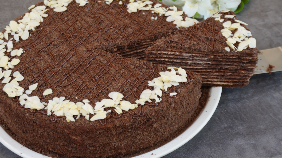 Медовик с черемухой: как привычный торт обретает новый вкус