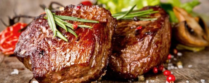 Вкусный бифштекс с грибами и запеченными томатами: легкий ужин для всей семьи