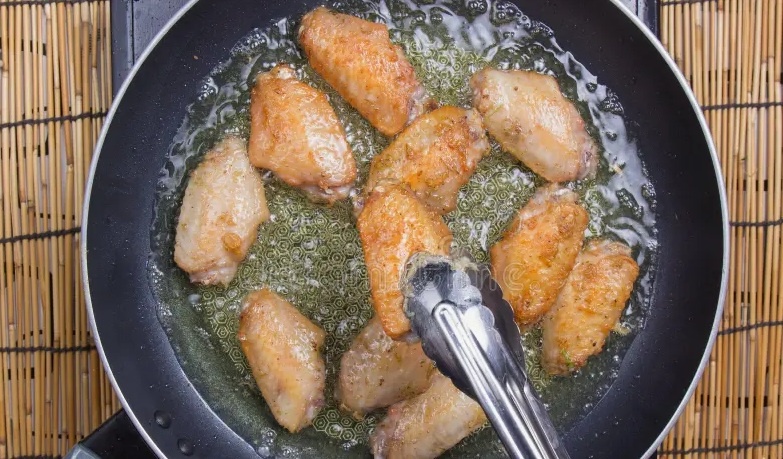 Ароматное жареное куриное филе с овощами на сковороде