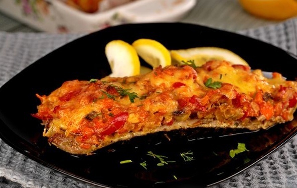 Неповторимая скумбрия под шапкой из грибов и овощей