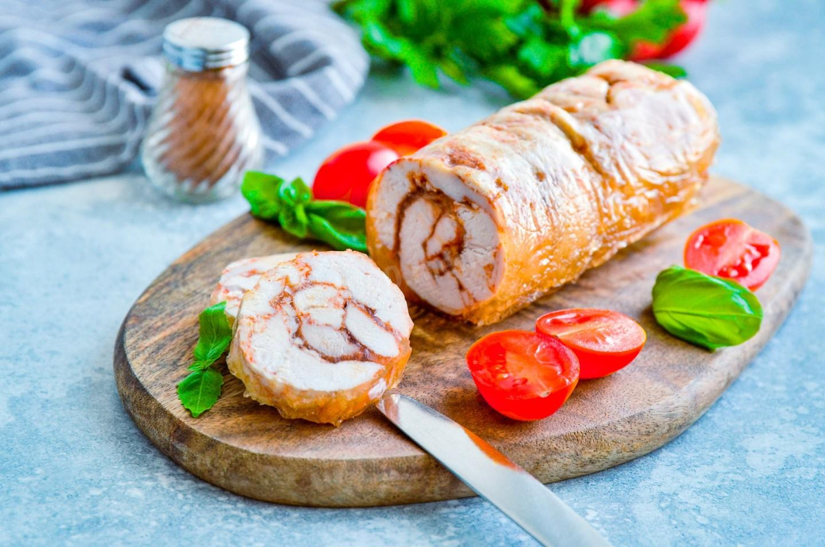 Праздничный куриный рулет: изысканный акцент на новогоднем столе