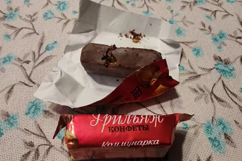 В сладостях «Коммунарки» снова нашли личинок — фабрика объяснила, в чём дело