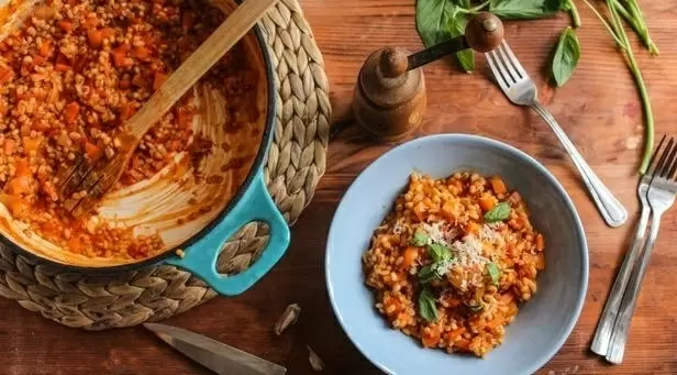 Перловка с перцем и томатами: легкий и полезный ужин