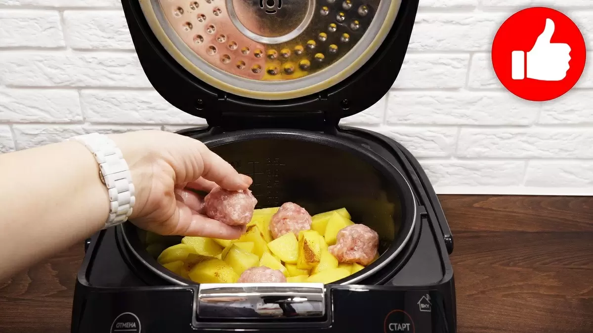 Невероятный картофель с фрикадельками в мультиварке: просто и вкусно