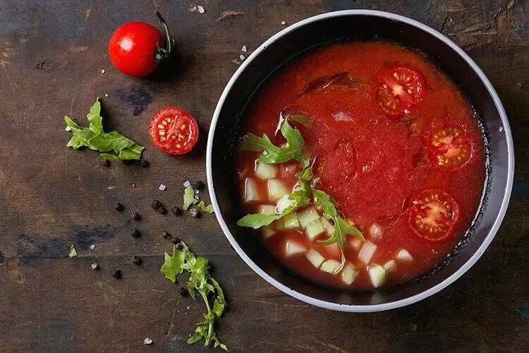 Освежающий холодный томатный суп, идеально подходящий для летних дней