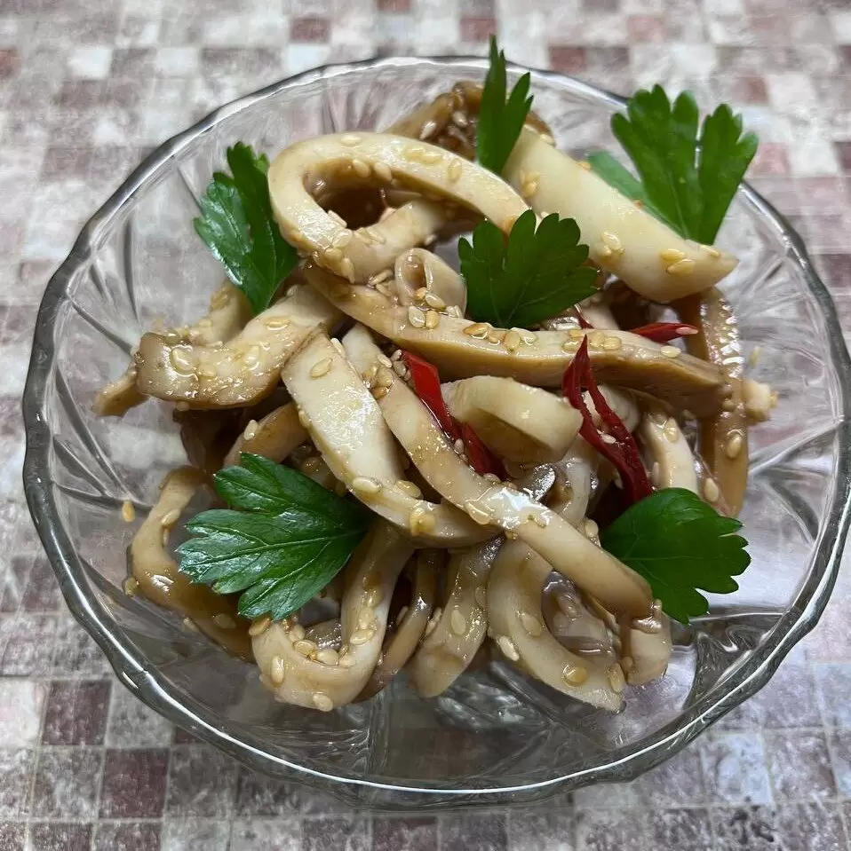 Пикантная закуска для застолий: кальмары по-корейски