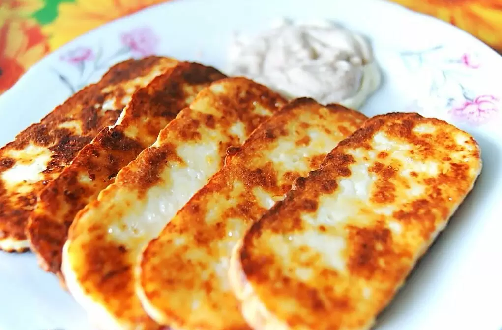 Необычная закуска: как приготовить жареный сыр с изюминкой