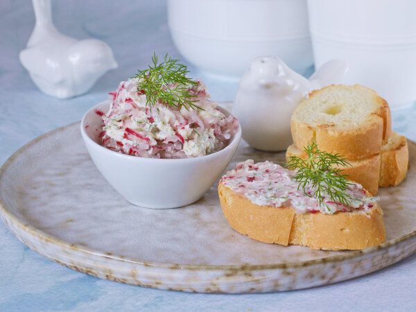 Нежный весенний завтрак: намазка из редиски за 15 минут