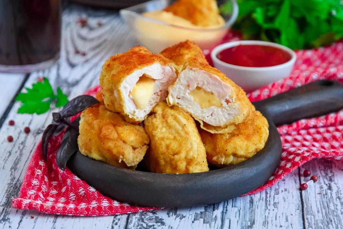 Куриные наггетсы с ветчиной и сыром: изысканная закуска для всей семьи
