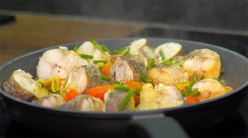 Рецепт минтая с овощами: простой и бюджетный ужин для всей семьи