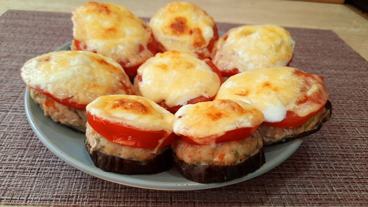 Вкусно и полезно: биточки с баклажанами и помидорами